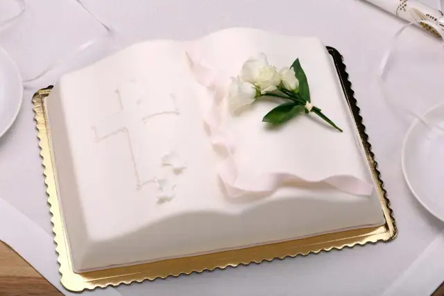 Czy na tort komunijny daje się świeczkę? Bezpieczne dekoracje i tradycje