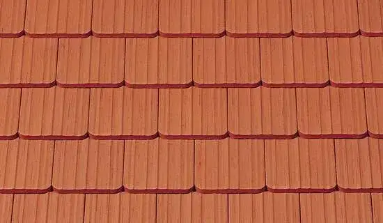 Dachówka karpiówka czy zakładkowa – która lepiej sprawdzi się na dachu?