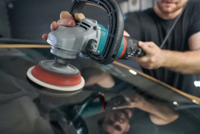 Skuteczne metody na to, czym polerować szybę w aucie, aby uniknąć rys