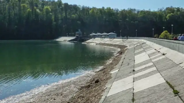 Zapora w Myczkowcach, malownicze miejsce z pięknymi widokami. Atrakcje turystyczne w Myczkowcach to m.in. spacer po koronie zapory.
