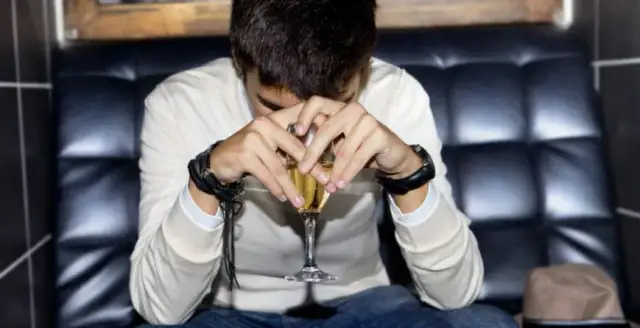 Jak postępować z alkoholikiem w rodzinie i nie stracić siebie