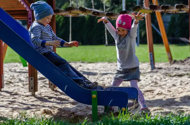 Jak urządzić plac zabaw dla dzieci: praktyczne porady i pomysły na bezpieczeństwo