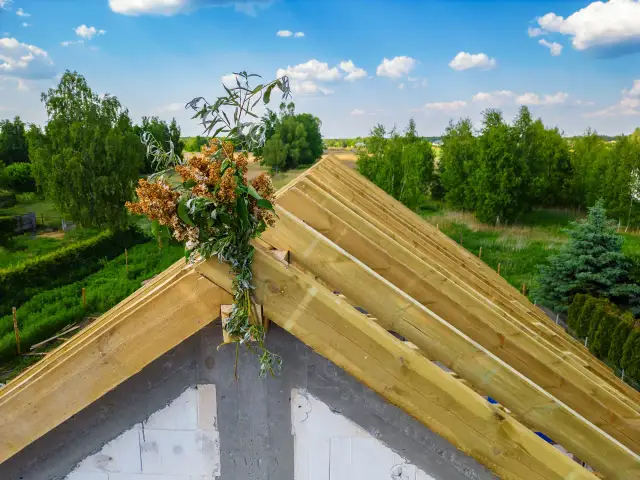 Gdzie kupić wiechę na dach? Sprawdź najlepsze opcje i ceny