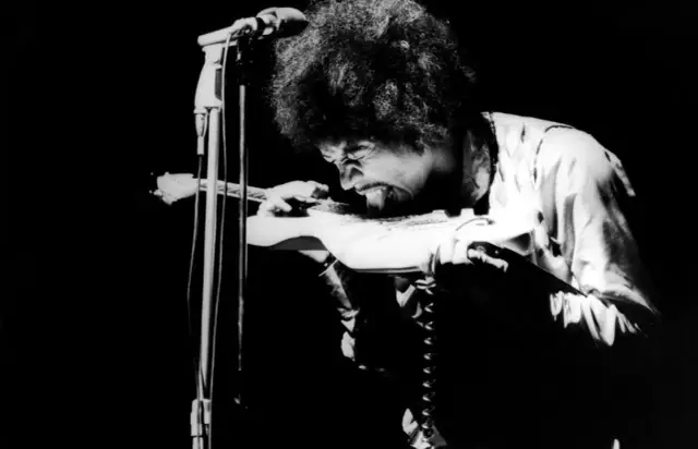 Kto gra na gitarze elektrycznej w While My Guitar Gently Weeps?