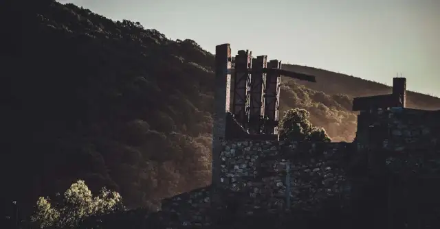 Zamek w Rytrze: Ruiny rycerskiej fortecy z widokiem na Poprad