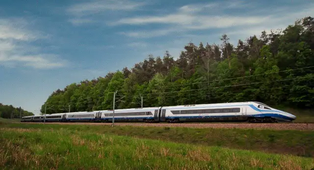 Na co jeżdżą pociągi? Odkryj tajemnice napędu kolejowego