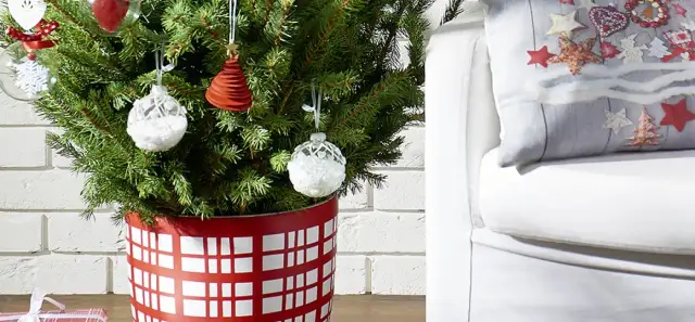 Jak ozdobić donice choinki, by stworzyć niezapomnianą atmosferę świąt