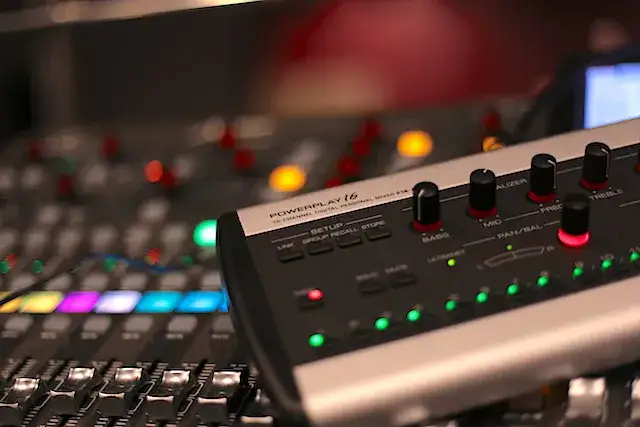 Odsłuch estradowy: Jak wybrać najlepszy system do występów na żywo