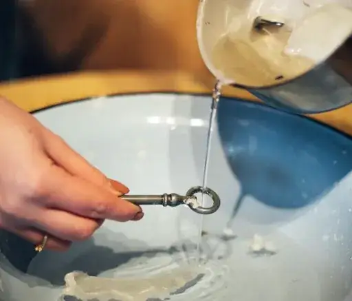 Zabawa w klucz: Dramatyczna walka o przetrwanie w opowiadaniu