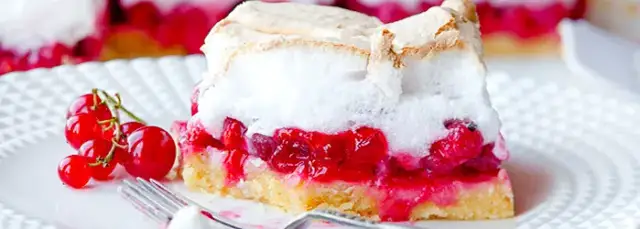 Prosty przepis na ciasto z czerwonymi porzeczkami, które zachwyci każdego