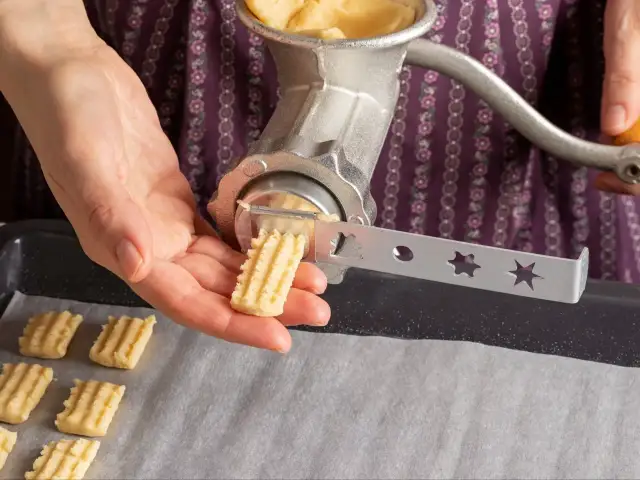 Kultowe ciastka z maszynki: Przepis na suwaki babci