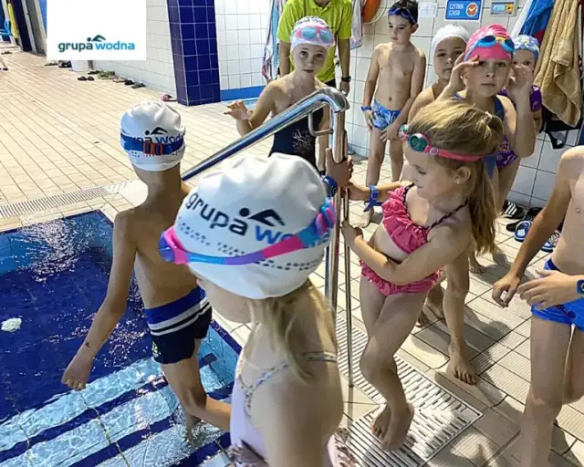 Ile trwa nauka pływania dzieci? Realne ramy i kluczowe etapy