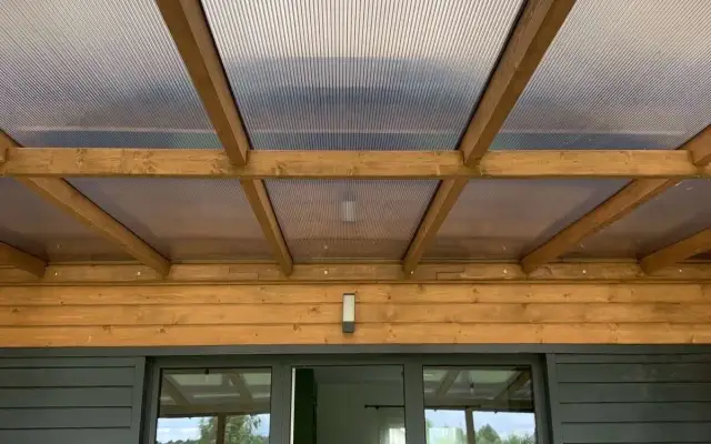 Wkręty do poliwęglanu komorowego: Jak mocować, by zadaszenie trwało?