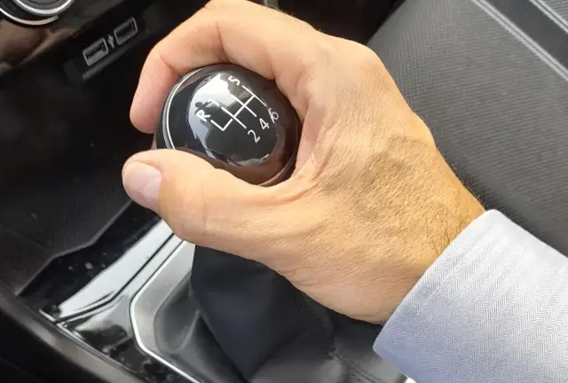 Czy hamowanie silnikiem jest dobre? Odkryj korzyści i zagrożenia