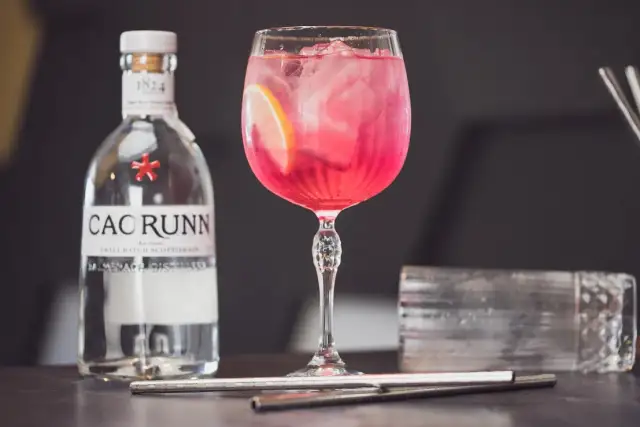 Ile kalorii ma gin z tonikiem? Sprawdź, co naprawdę pijesz