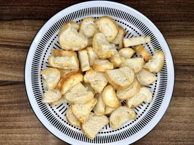 Jak zrobić idealne grzanki do sałatki cezar – prosty przepis bez błędów