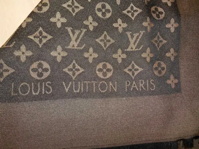 Ceny chust Louis Vuitton w Polsce: Ile kosztuje oryginał?