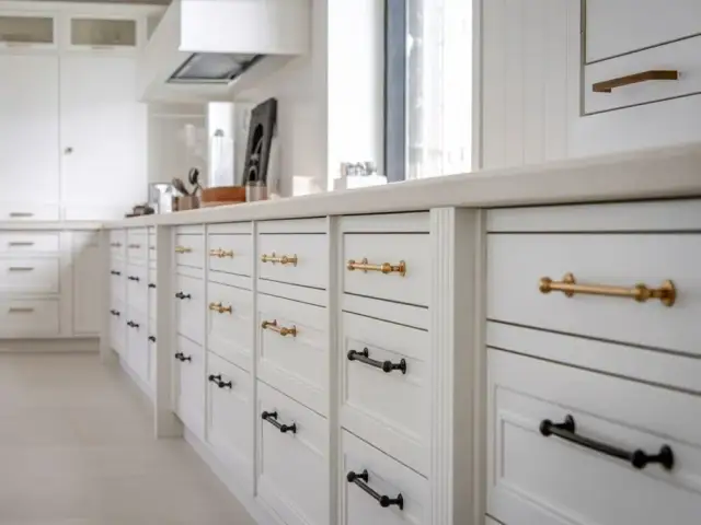 Jakie uchwyty do mebli drewnianych wybrać, by uniknąć błędów?