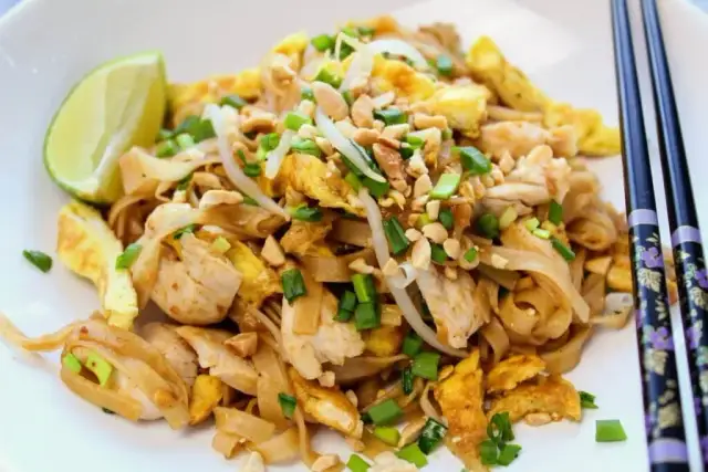 Przepis na pad thai z wołowiną, który zaskoczy Twoje podniebienie