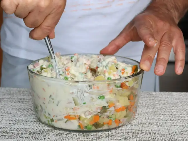 Czy pora do sałatki należy sparzyć? Sprawdź korzystne efekty tego kroku.