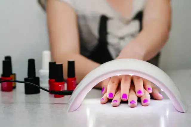 Czym jest manicure żelowy? Poznaj zalety i wady tej metody