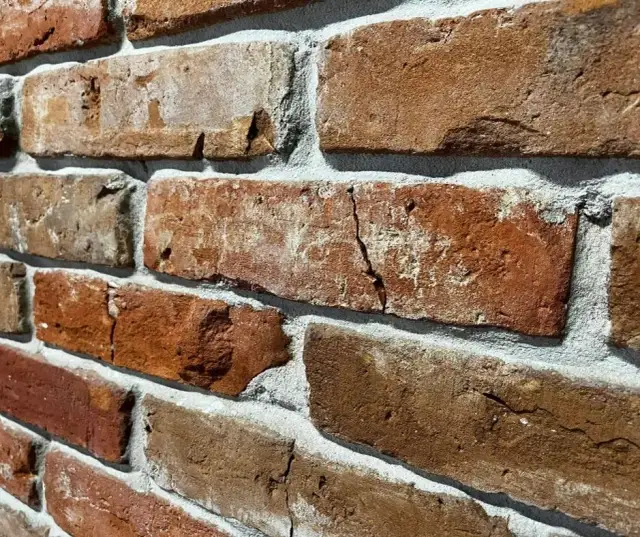 Jak skutecznie wyczyścić cegłę z zaprawy: 5 sprawdzonych metod