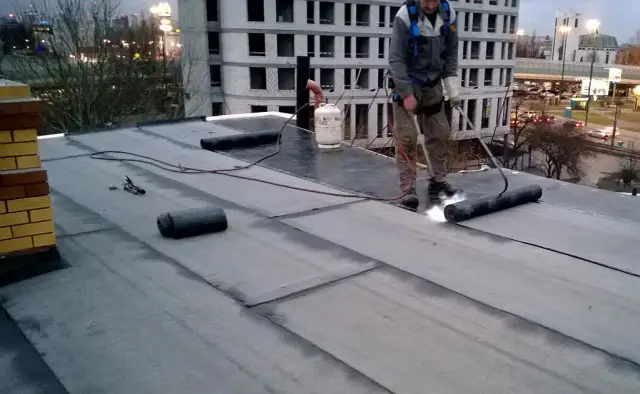 Ile kosztuje położenie papy na dachu? Zaskakujące ceny i czynniki wpływające