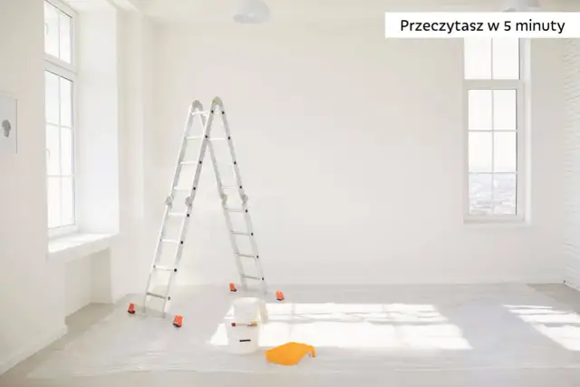 Drabina, wiaderka i kuweta na farbę na folii ochronnej w pustym, jasnym pokoju.