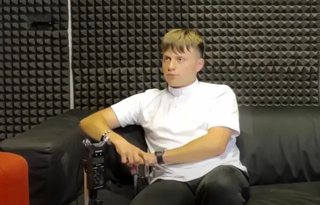 Młody ksiądz jak się nazywa? Poznaj ważne terminy i role w Kościele