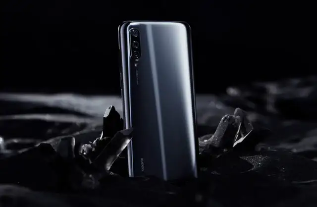 Elegancki Xiaomi Mi 9 Lite na tle kryształów. Sprawdź jego Xiaomi Mi 9 Lite dane techniczne.
