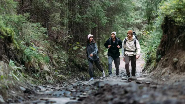 Góry wiosną: Jak się ubrać, by nie zmarznąć i nie przegrzać?