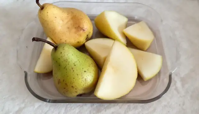 Gruszka dla psa: Bezpieczna przekąska? Poznaj zasady podawania