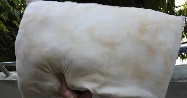 Żółte plamy z poduszek? Pozbądź się ich! Poradnik krok po kroku