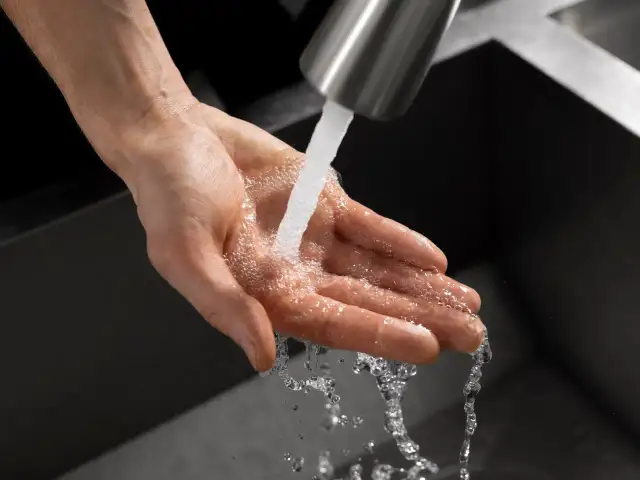 Słabe ciśnienie wody? Odetkaj kran w 5 minut! Domowe triki.