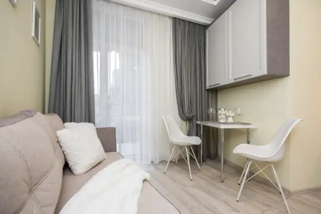 Jakie zasłony do małej sypialni? Trikami powiększysz wnętrze!