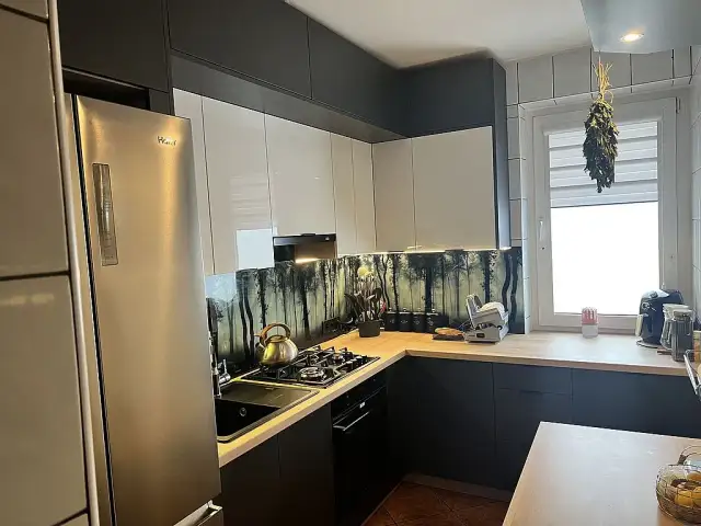 Kuchnia przy stole: Jak wykończyć ścianę, by była trwała i piękna?