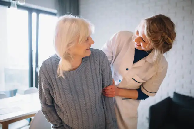 Jak załatwić zasiłek opiekuńczy na osobę starszą - krok po kroku