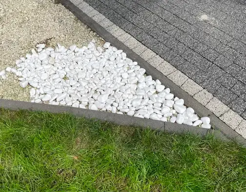 Jak skutecznie wyczyścić białe kamyczki w ogrodzie i uniknąć ich zabrudzenia