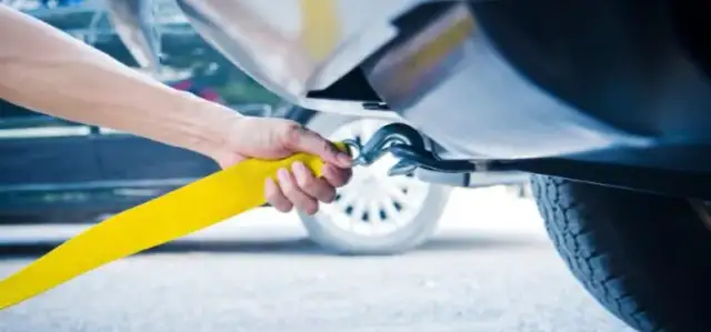 Holowanie samochodu bez przeglądu: czy to legalne? Poznaj ryzyko!