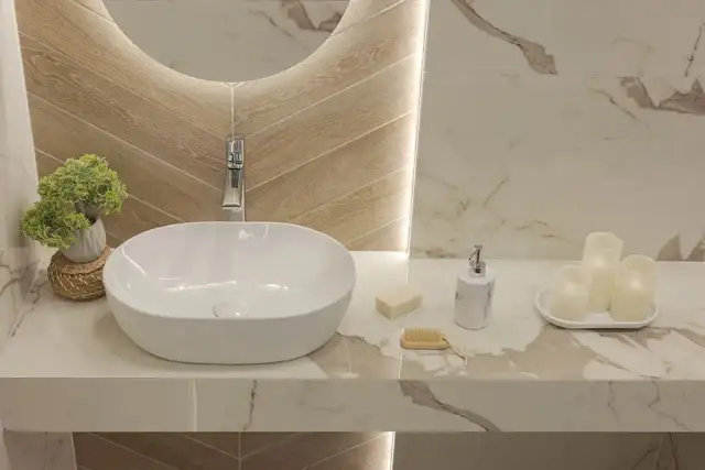 Na jakiej wysokości blat pod umywalkę nablatową, aby zapewnić komfort?