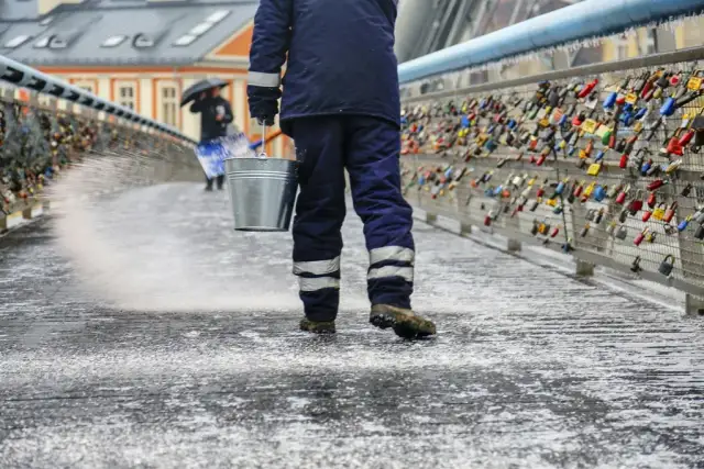 Skuteczne alternatywy dla soli na chodnik – uniknij zniszczeń i zagrożeń