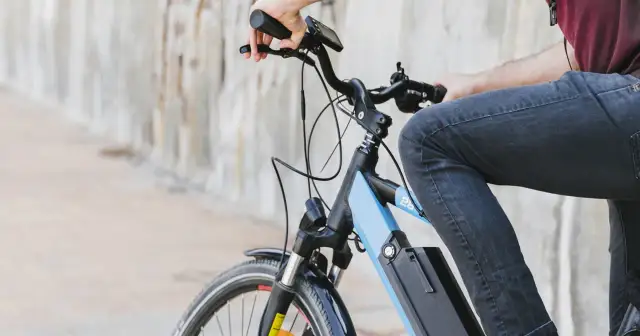 Czy można jeździć rowerem po chodniku? Sprawdź ważne zasady i wyjątki