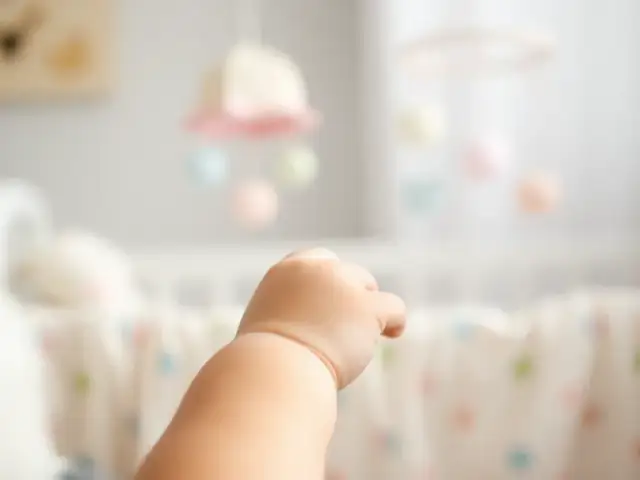 Dlaczego dziecko wkłada palce do ust? Odkryj, co to oznacza dla rozwoju