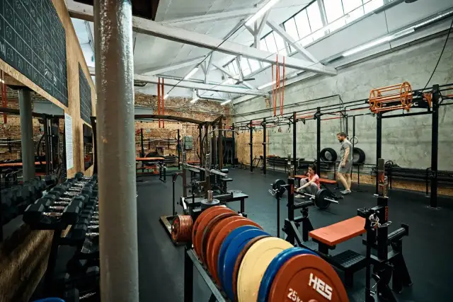 Siłownie w Manufakturze: Porównanie ofert, cen i udogodnień