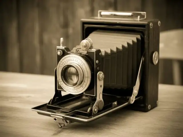 Kiedy powstał pierwszy aparat fotograficzny? Historia i kluczowe daty