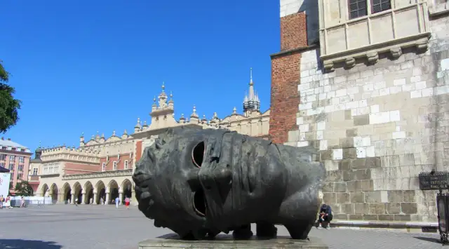 Eros Bendato: Arcydzieło czy intruz na Rynku w Krakowie?