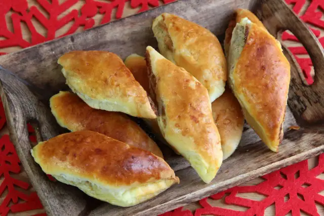 Przepis na ciasto drożdżowe do pasztecików, które zawsze się udaje