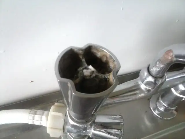 Zardzewiały kurek od kranu, z widocznym osadem. Jak odkręcić kurek od kranu, gdy jest zapieczony?