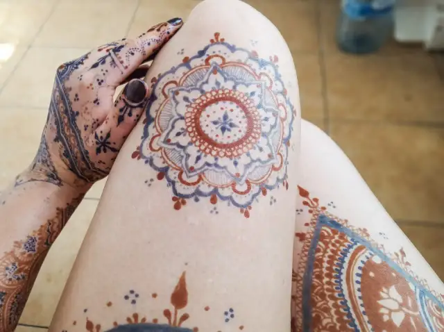 Henna na skórze? Zmyj ją szybko i bezpiecznie poradnik!