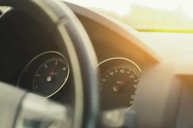 Rejestracja samochodu: Miejsce zamieszkania czy zameldowania? Poznaj zasady.